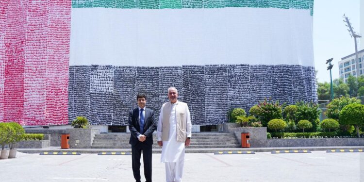 پاکستانیوں کا  امارات کا سب سے بڑا جھنڈا بنا کر گنیز ورلڈ ریکارڈ