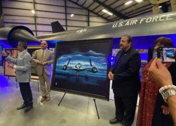 پاکستانی نژاد امریکی فنکار عرفان مرتضیٰ کی بنائی گئی SR-71 بلیک برڈ طیارے کی پینٹنگ کی تقریب