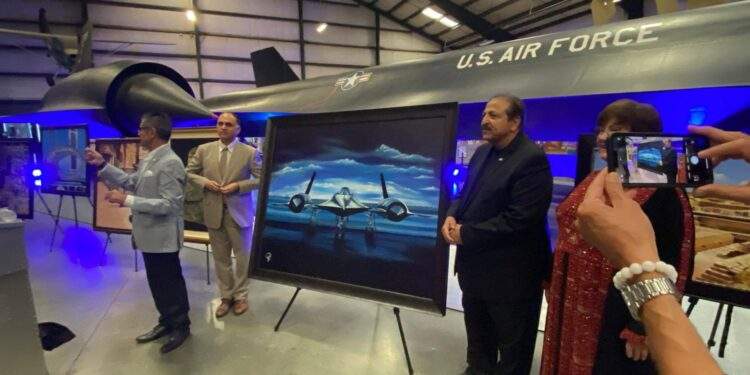 پاکستانی نژاد امریکی فنکار عرفان مرتضیٰ کی بنائی گئی SR-71 بلیک برڈ طیارے کی پینٹنگ کی تقریب