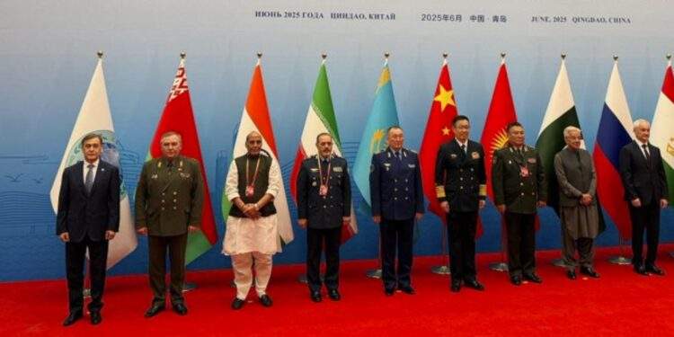 خواجہ آصف کے دوٹوک مؤقف پر بھارتی وزیر دفاع کی مداخلت مسترد