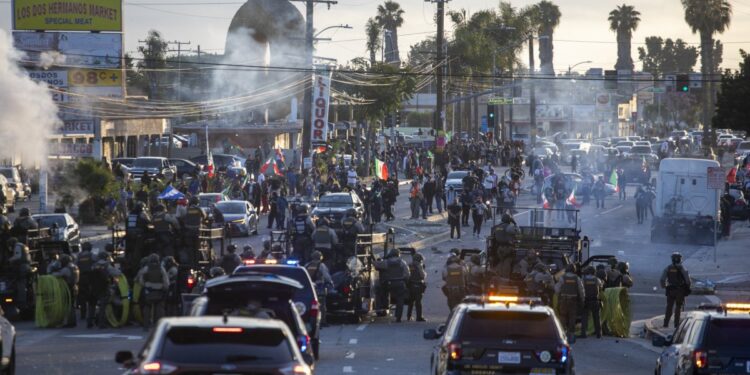 لاس اینجلس میں پرتشدد مظاہروں کے بعد کرفیو نافذ، ٹرمپ کا فوجی تعیناتی کا حکم