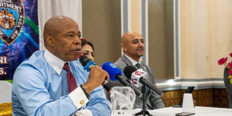 نیویارک سٹی میئر ایرک ایڈمز کا پاکستانی امریکن لاء انفورسمنٹ سوسائٹی کے ٹاؤن ہال میں شرکت