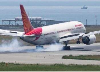 ائیر انڈیا کا بوئنگ 787 طیارہ احمد آباد میں گر کر تباہ