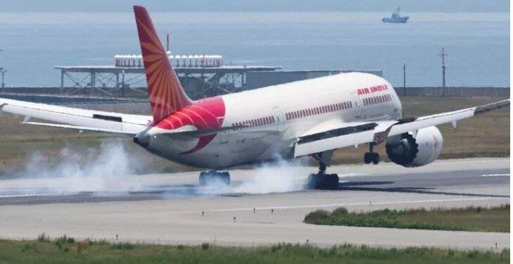 ائیر انڈیا کا بوئنگ 787 طیارہ احمد آباد میں گر کر تباہ