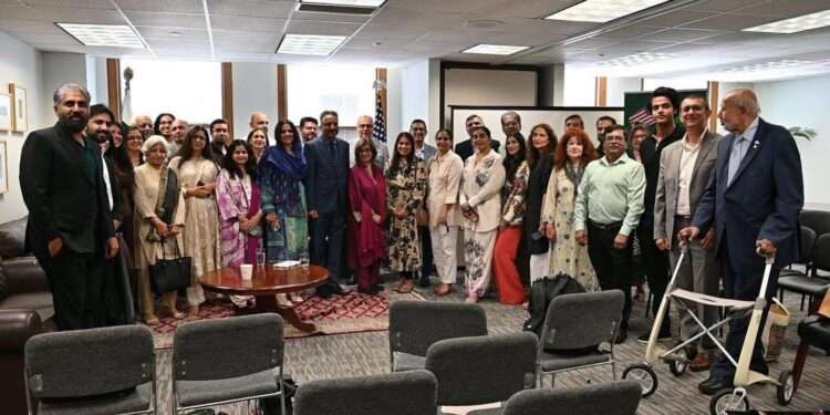 ہم ٹی وی کی سلطانہ صدیقی کے ساتھ شکاگو میں قونصل خانہ کی میزبانی میں  تقریب