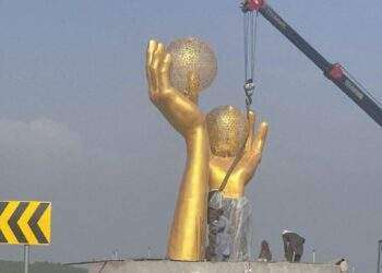 ایران ایونیو پر ہاتھوں کے مجسمے ہٹا دیے گئے