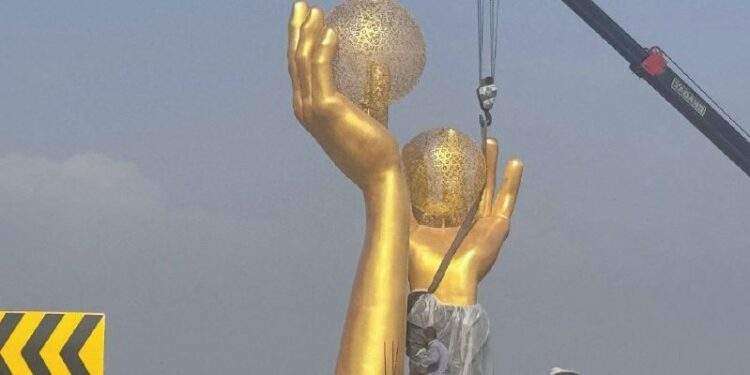 ایران ایونیو پر ہاتھوں کے مجسمے ہٹا دیے گئے