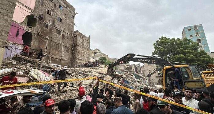 لیاری میں 5 منزلہ عمارت زمین بوس