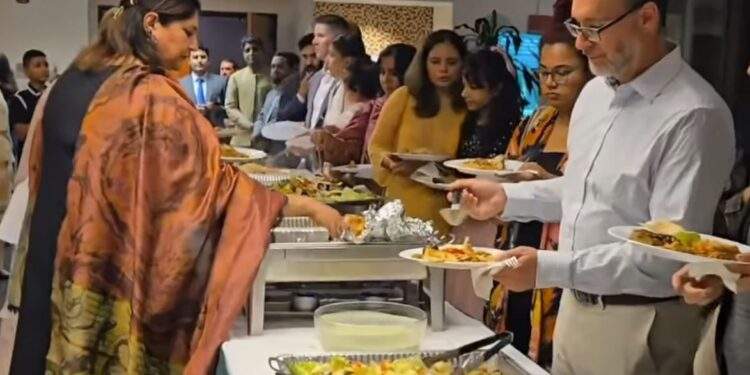 امریکہ میں پاکستانی آموں کی خوشبو سے مہکتی ہوئی شام