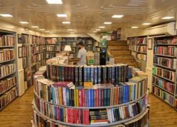 مقبوضہ کشمیر میں 25 کتابوں پر پابندی ,  اروندھتی رائے سمیت عالمی شہرت یافتہ مصنفین نشانے پر