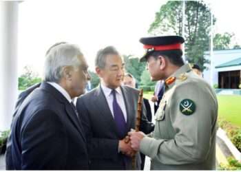 آرمی چیف اور چینی وزیرِ خارجہ کی اہم ملاقات، پاک چین تعلقات کو نئی بلندیوں پر لے جانے کے عزم کا اعادہ