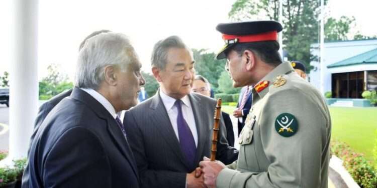 آرمی چیف اور چینی وزیرِ خارجہ کی اہم ملاقات، پاک چین تعلقات کو نئی بلندیوں پر لے جانے کے عزم کا اعادہ