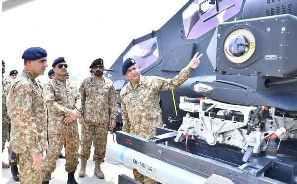 پاک فوج میں جدید ہیلی کاپٹر کی شمولیت،  آپریشنل تیاریوں پر فیلڈ مارشل کا اظہارِ اطمینان