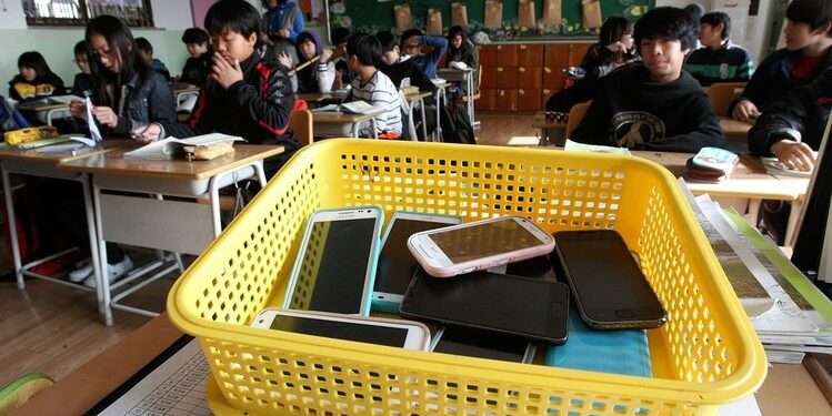 جنوبی کوریا کے اسکولوں میں موبائل فون پر مکمل پابندی کا قانون منظور