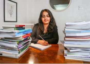 پاکستانی نژاد برطانوی طالبہ کا اعزاز، 6 عالمی تعلیمی ریکارڈز اپنے نام کرلیے