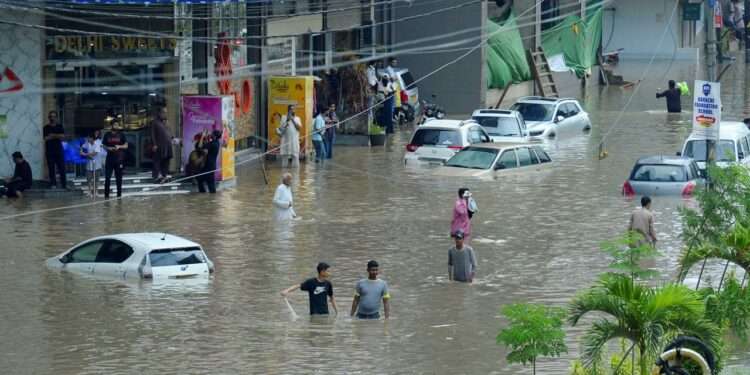 کراچی میں دو دن کی بارش , تاجروں کو 10 ارب روپے سے زائد کا نقصان