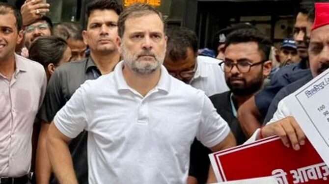 راہول گاندھی گرفتار ، جمہوریت کے تحفظ کی جنگ دہلی کی سڑکوں پر