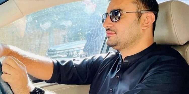 صحافی خاور حسین کے والدین کراچی پہنچ گئے، والد نے قتل کا شبہ ظاہر کردیا