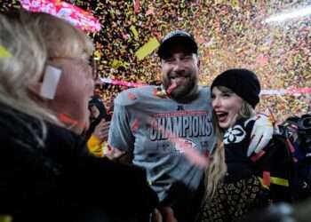 ٹیلر سوئفٹ اور مشہور فٹبال اسٹار ٹریوس کیلسی منگنی کے بندھن میں بندھ گئے