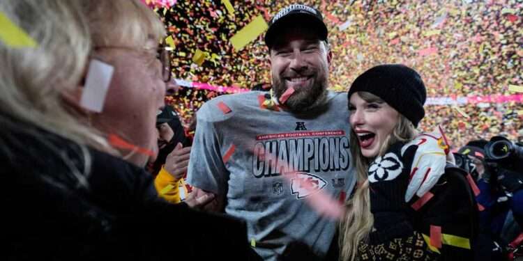 ٹیلر سوئفٹ اور مشہور فٹبال اسٹار ٹریوس کیلسی منگنی کے بندھن میں بندھ گئے