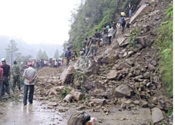 دنیور نالے میں تودہ گرنے سے 8 مقامی رضاکار جاں بحق،