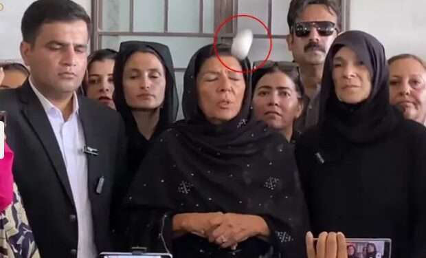 علیمہ خان پر پریس کانفرنس کے دوران انڈا اچھال دیا گیا ، 2 خواتین زیرحراست