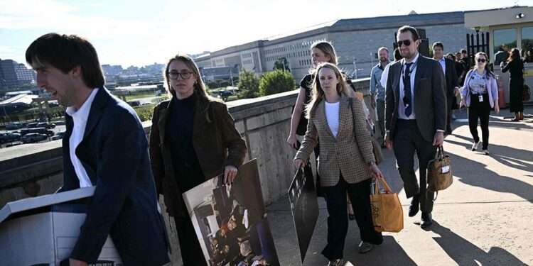 پریس کی آزادی پر قدغن؟ پینٹاگون میں صحافیوں کا احتجاج