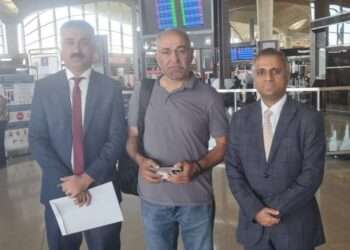 سابق سینیٹر مشتاق احمد پاکستان پہنچ گئے