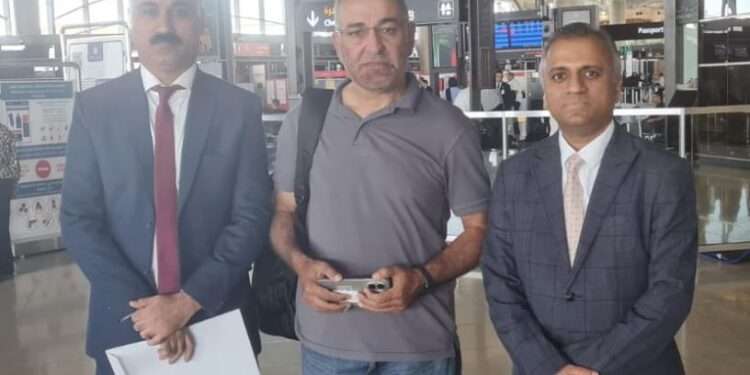 سابق سینیٹر مشتاق احمد پاکستان پہنچ گئے