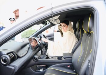 گرین پولیسنگ: مریم نواز نے  پہلی  پیٹرولنگ الیکٹرک کار کا افتتاح کردیا