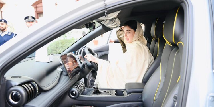 گرین پولیسنگ: مریم نواز نے  پہلی  پیٹرولنگ الیکٹرک کار کا افتتاح کردیا