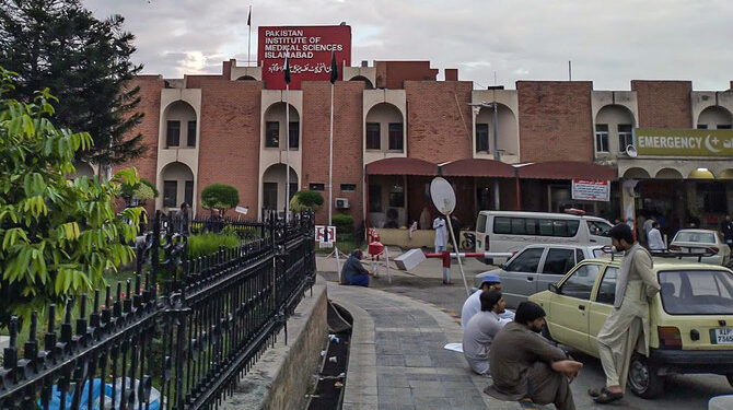 بانی پی ٹی آئی پمز اسپتال میں آنکھ کے اہم آپریشن کے بعد اڈیالہ جیل منتقل