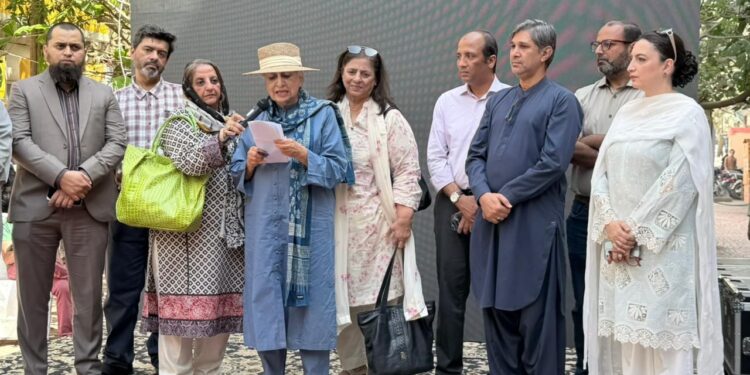 ہمارا کراچی موومنٹ کی جانب سے ڈینسو ہال میں فائر سیفٹی پر اسٹریٹ اسمبلی