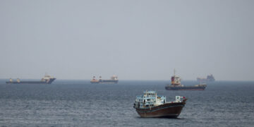 ships and boats in the strait of hormuz